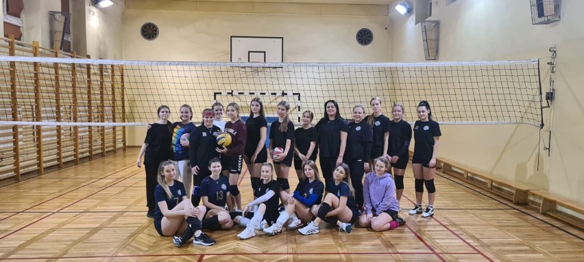 Siatkarze METPRIM Volley Radomsko w sobotę grają w III lidze. Siatkarki jadą do Łodzi