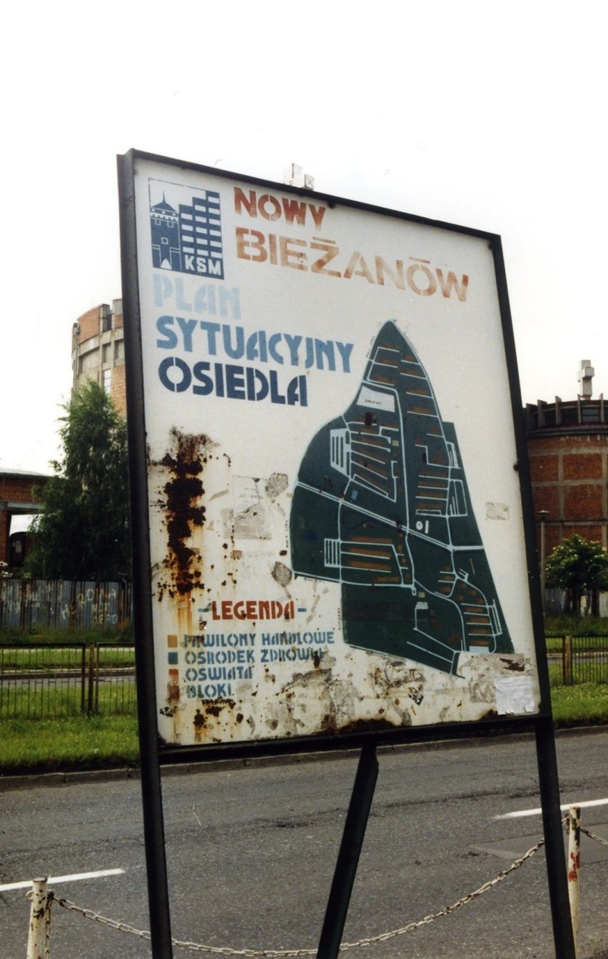 Rok 1998. Tablica prezentująca plan osiedla Nowy Bieżanów.