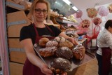 Tłusty Czwartek 2022 w Bełchatowie. Tysiące pączków z różnych cukierni kupują dziś bełchatowianie