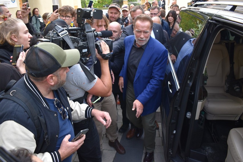 Arnold Schwarzenegger odwiedził synagogę w Oświęcimiu i...