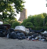 Gubin. Góry śmieci w "gniazdach" w mieście przygranicznym. Było tam wszystko. Gdzie segregacja? Skąd taki chaos przy śmietnikach? 