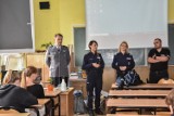 Szamotuły. Niecodzienni goście w ogólniaku. Policjanci opowiadali o swojej pracy i misjach pokojowych