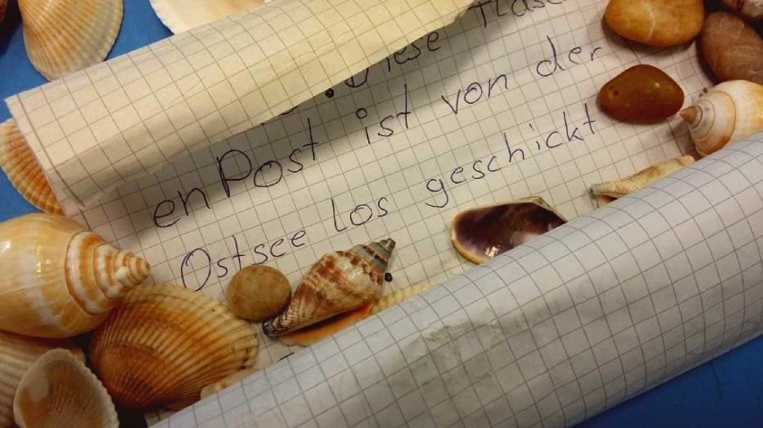 Gdyńskie bibliotekarki dostały odpowiedź od dziewczynki z Niemiec. Dalsza część niezwykłej historii listu w butelce [zdjęcia]