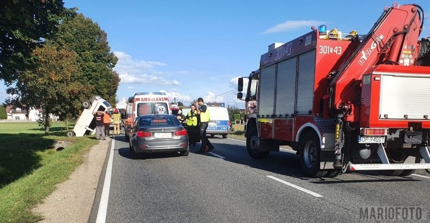 Wypadek na drodze krajowej Opole - Kluczbork. Bus wypadł z trasy i wylądował w rowie