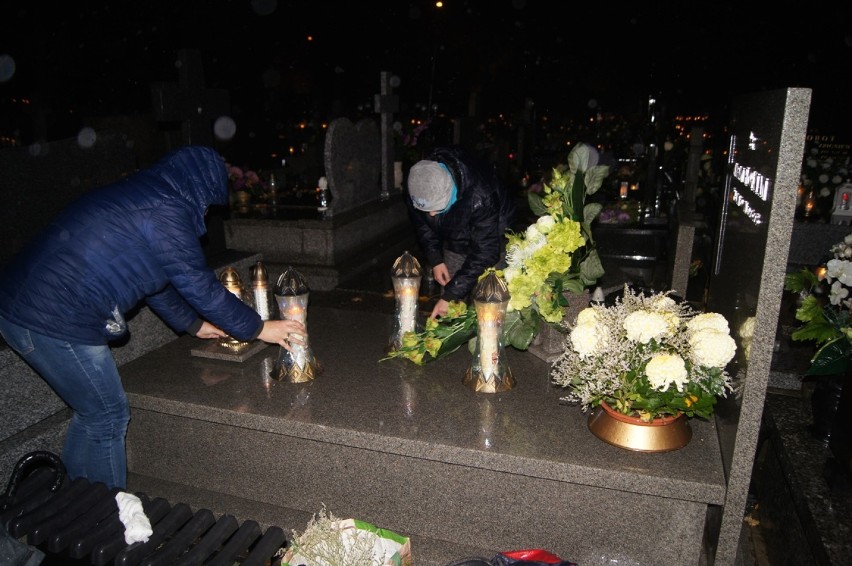 Mieszkańcy Radomska ruszyli na cmentarze, by zdążyć przed...