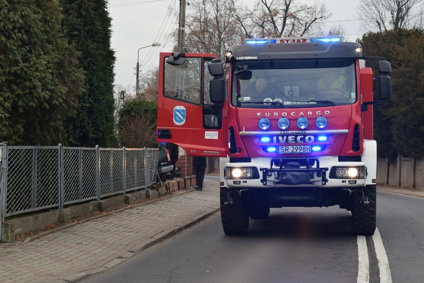 Nissan wypadł z drogi i uderzył w ogrodzenie posesji