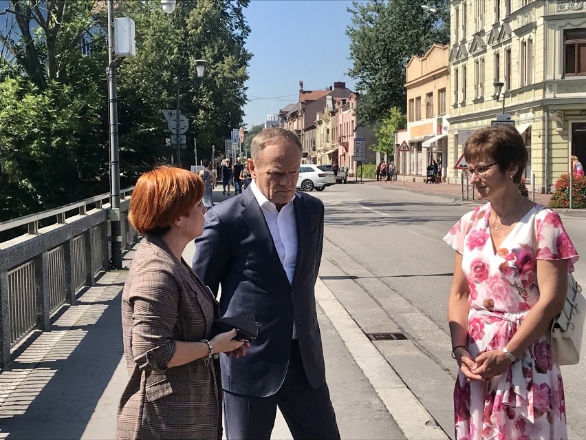 Donald Tusk w Cieszynie. Zobacz zdjęcia z briefingu na Moście Wolności