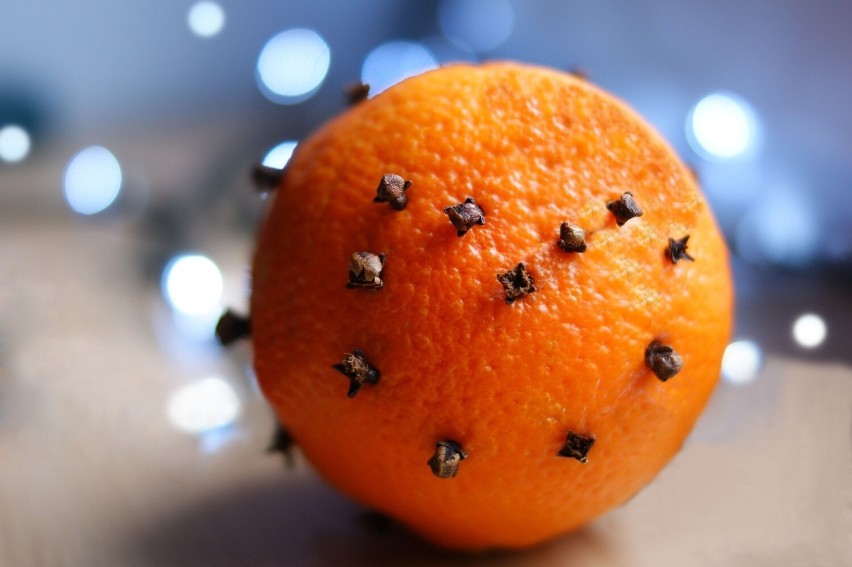 Pomarańcza ponabijana goździkami to odświeżacz powietrza,...