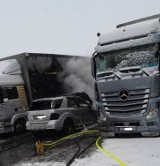 Płonął mercedes, zagrożone były ciężarówki   