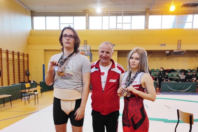 Kwidzyńscy medaliści: Klaudia Kaczor i Hubert Olszowiec, z trenerem Tomaszem Wiśniewskim