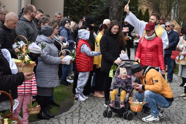 Święconka w kościele pod wezwaniem Najświętszego Zbawiciela w Pleszewie. Ksiądz zadbał o to, aby każdy koszyczek został poświęcony