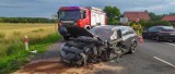 Wypadek na DK 11 przy wjeździe do Piły. Osobówka wjechała w ciężarówkę, a potem zahaczyła kolejne auto