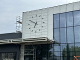 Zegar na nowym dworcu w Koninie już jest. Już niedługo będzie wskazywał czas podróżującym