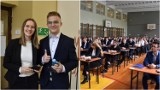 Matura 2023 w Tarnowie. Rozpoczął się pisemny egzamin z matematyki. Maturzyści z III LO w dobrych humorach wchodzili na salę