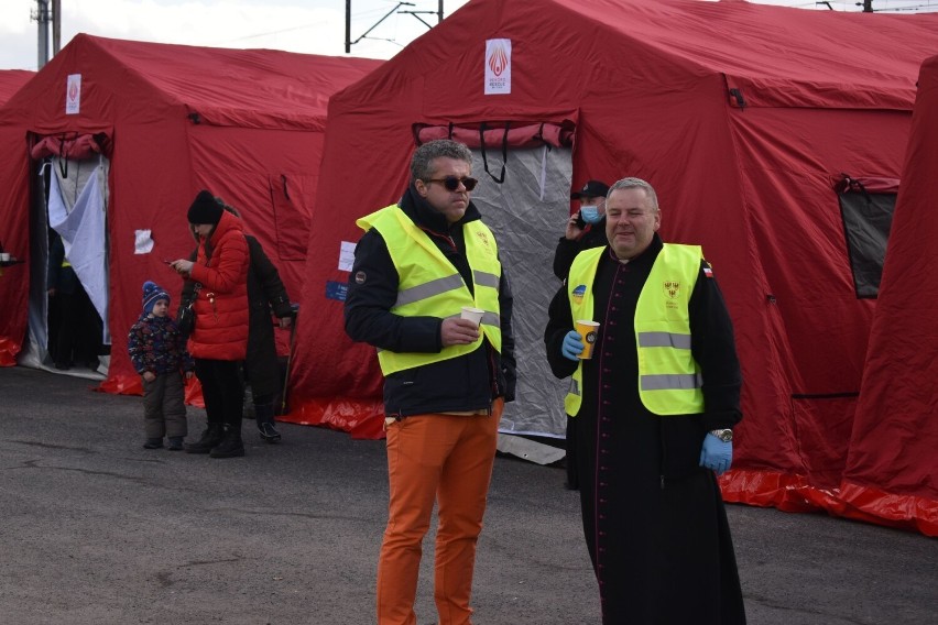 Ksiądz Tadeusz Budacz w miasteczku namiotowym w Olkuszu