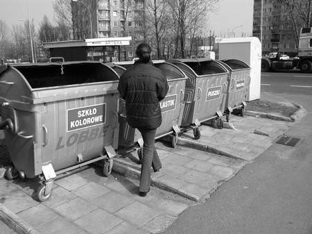 Już w przyszłym roku, po wejściu do Unii Europejskiej, będzie nas obowiązywał system selektywnej zbiórki odpadków.   /  JANUSZ STRZELCZYK