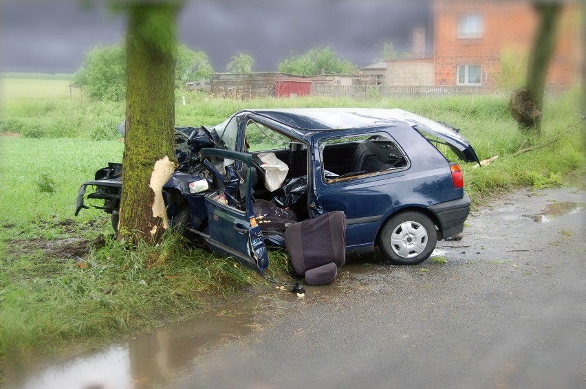 Gmina Koźmin: samochód uderzył w drzewo. Jedna osoba zginęła na miejscu (FOTY)