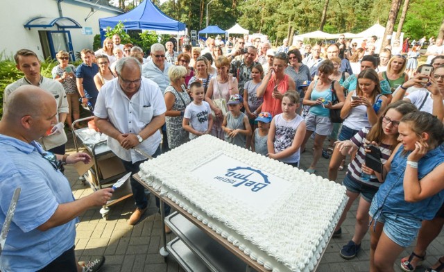 Bydgoskie Zakłady Elektromechaniczne „BELMA” S.A. 9 czerwca świętowały jubileuszu 150-lecia istnienia. Z tej okazji zorganizowany został piknik rodzinny dla wszystkich pracowników, emerytów „BELMY” oraz ich najbliższych. 

Zobacz także! Terenowa Masakra po raz szósty w Bydgoszczy. Co to jest za bieg! [zdjęcia]

W programie imprezy przewidziano zwiedzanie zakładów, pokazy strażackie, muzykę na żywo, grochówkę, mnóstwo atrakcji dla najmłodszych oraz oczywiście tort jubileuszowy. Zobaczcie zdjęcia z tej imprezy.


Pogoda na dzień (10.06. 2018)/Kujawsko-Pomorskie
Źródło:TVN Meteo

