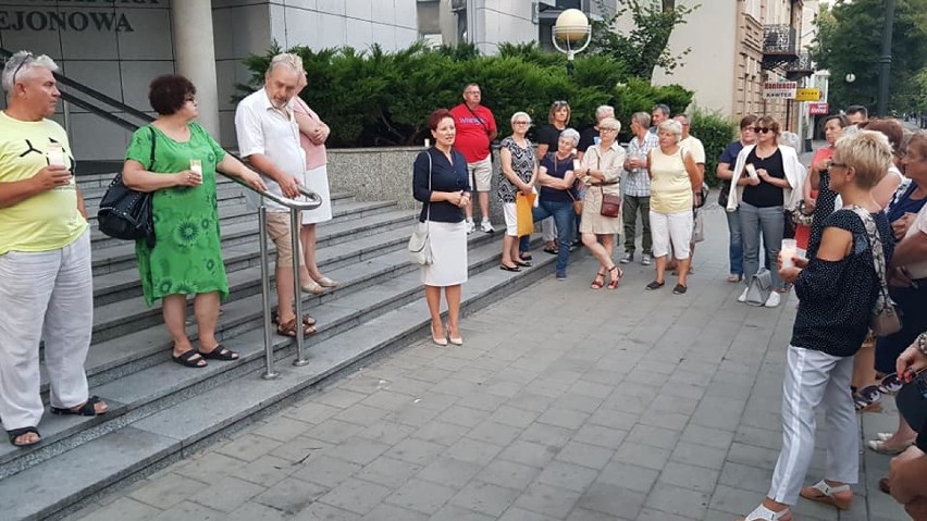 Protest przeciwko upolitycznianiu sądów przed Sądem Rejonowym w Tomaszowie Maz. [ZDJĘCIA]