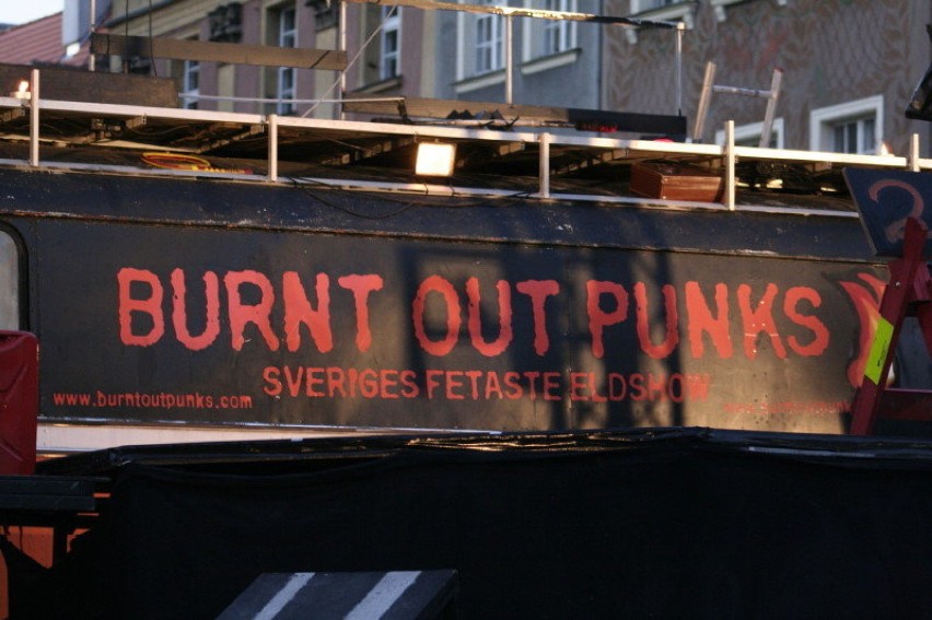 Burnt Out Punks to szwedzki teatr ognia. Ich przedstawienie...