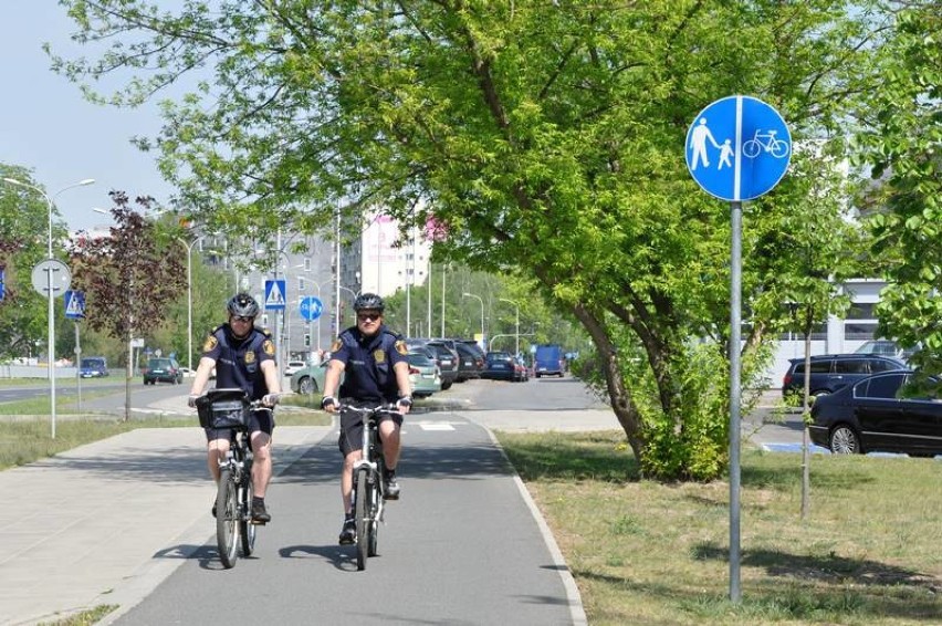 Strażnicy miejscy jeżdżą na rowerach i kontrolują stan...