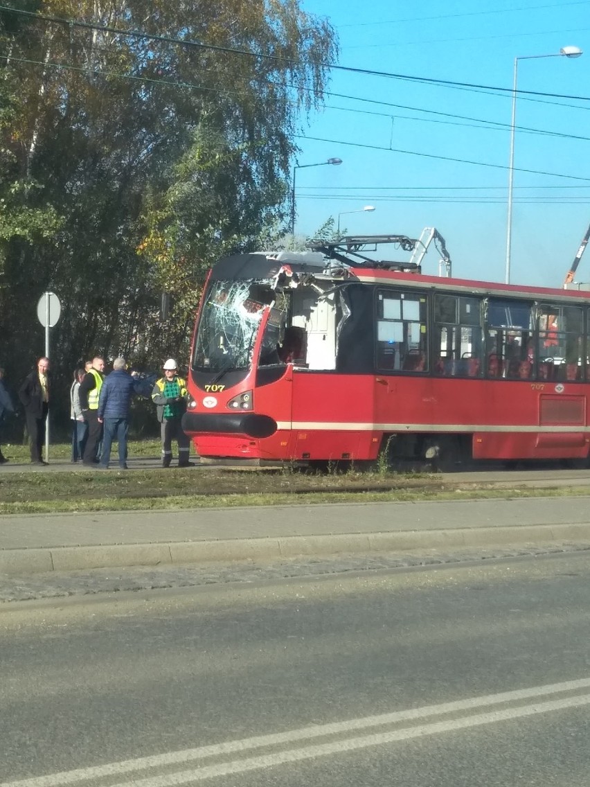 Bytom: Zniszczony tramwaj na Stroszku [ZDJĘCIA]. To była kolizja z... dźwigiem