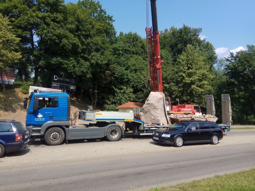 Zobacz zdjęcia, jak powstaje pomnik w Kościerzynie. Stawia go Waldemar Bonkowski niedaleko ronda przy ul. Wojska Polskiego