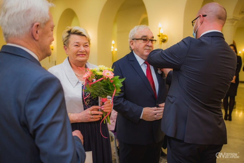 Ostrów Wielkopolski. 30 par małżeńskich świętowało jubileusz 50-lecia pożycia małżeńskiego [FOTO]