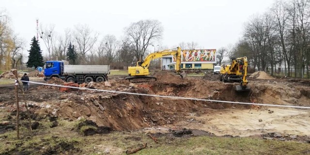 Koparki, po odsłonięciu warstwy ziemi, natrafiły na pozostałości ceglanych budowli.