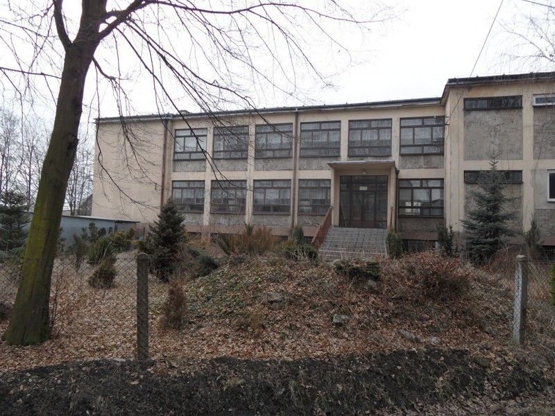 Budynek po gimnazjum wciąż stoi pusty