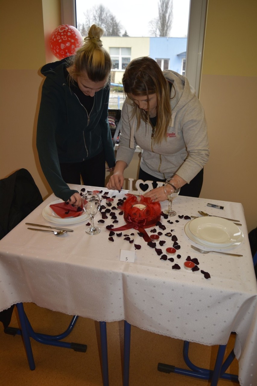 Walentynkowe stoły i kosmiczne fryzury w ZSP nr 3 w Łowiczu [Zdjęcia]