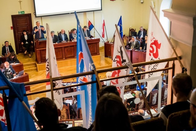 17 października bydgoska Rada Miejska na sesji nadzwyczajnej debatowała m.in. w sprawie zanieczyszczonych chemikaliami wód gruntowych spływających w kierunku osiedla Łęgnowo