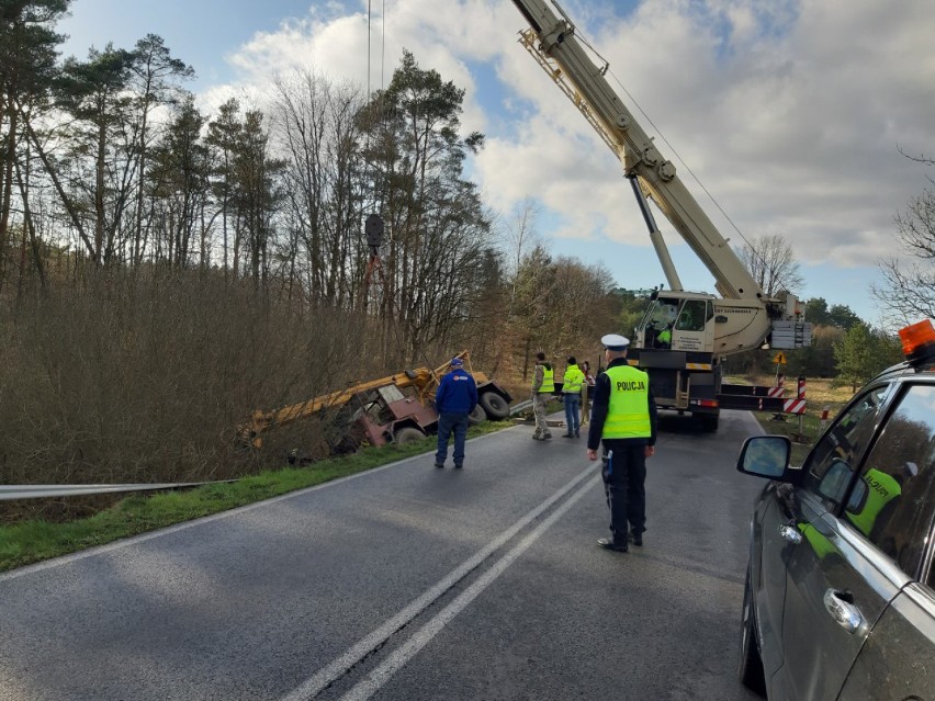 Wypadek koło Radacza. Dźwig stoczył się ze skarpy [zdjęcia]