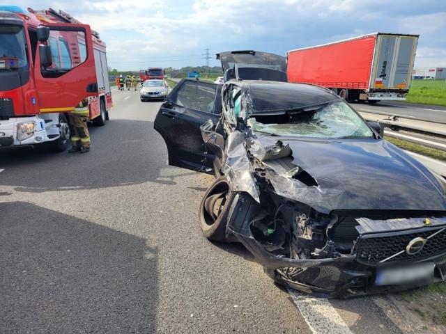 Dwie osoby podróżujące volvo zostały poszkodowane, trafiły do szpitala.