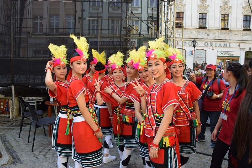Festiwal "Świat pod Kyczerą" otwarty. Folklor opanował świdnicki Rynek!
