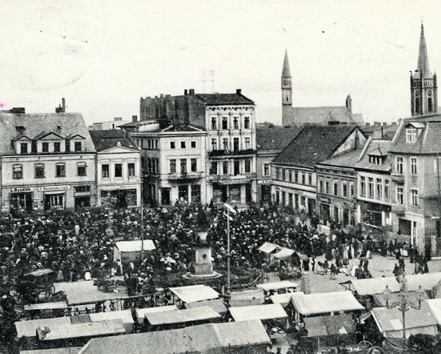 Rynek w dzień targowy na fot. z około 1908 r.