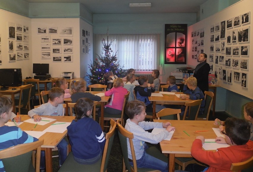 Poczta św. Mikołaja w bibliotece w Łebie