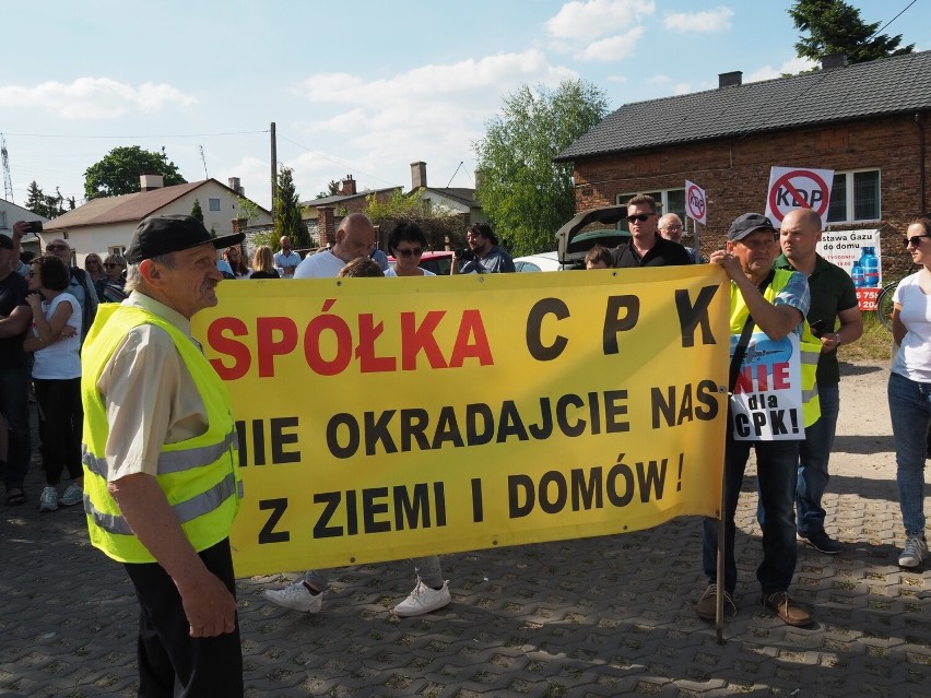 Czy mieszkańcy Mileszek i Brzezin są nękani przez CPK? Helikopter i zdjęcia ponad żywopłotem