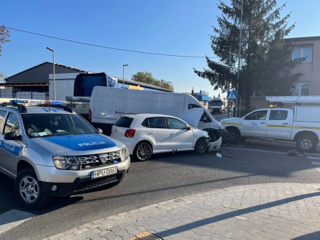 Zderzenie trzech samochodów na skrzyżowaniu ulic Bolesława Chrobrego i Romana Ratajczaka. Jedna osoba trafiła do szpitala (13.10.2022).