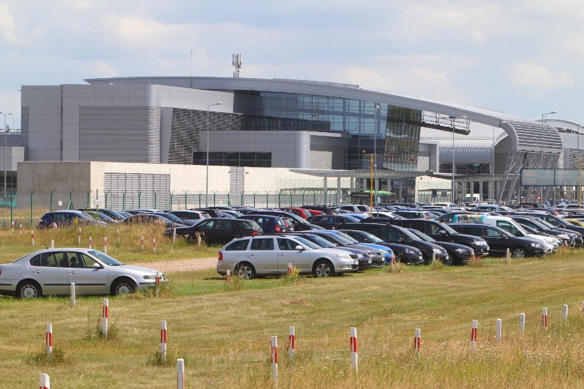 Parking P5 Poznań Ławica: Złodzieje ukradli dwa volkswageny