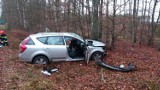 Wypadek na trasie Koczała-Wilkowo. Samochód osobowy uderzył w drzewo. Jest ranny