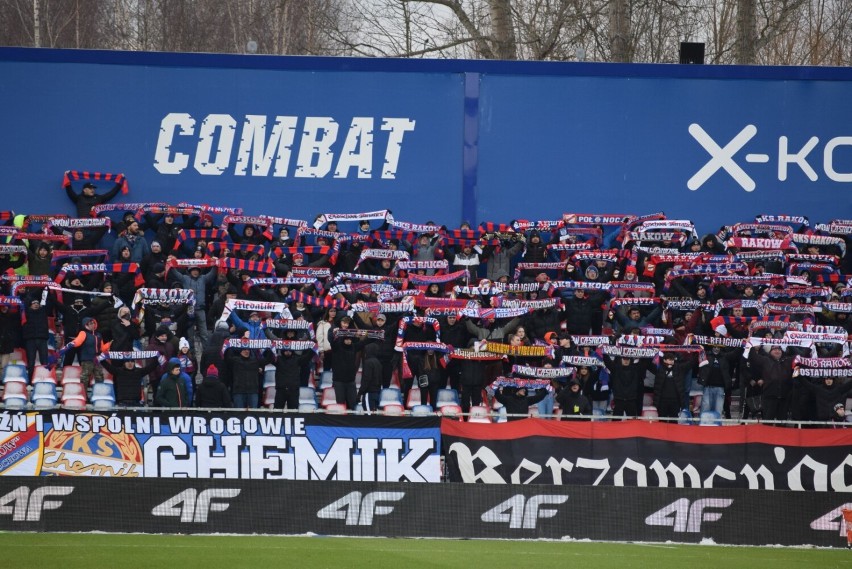 Kibice na meczu Raków-Piast. Stadion był wypełniony po...