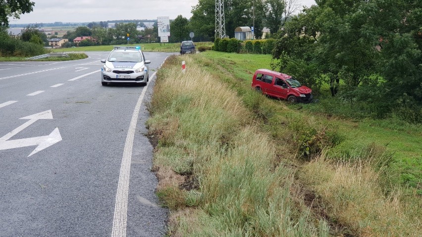 Groźny wypadek w Olszowej na drodze wojewódzkiej nr 426. Samochód spadł ze skarpy