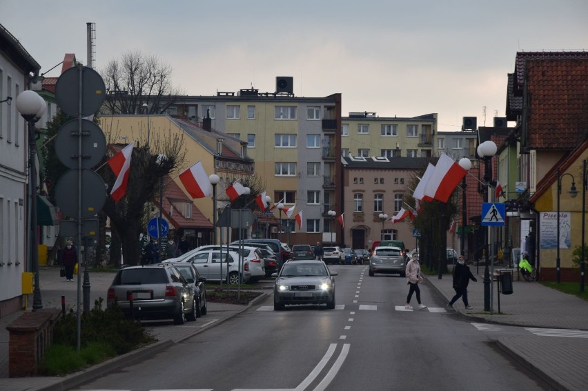 Dzień Flagi RP. Na ulicach pojawiły się już biało-czerwone barwy