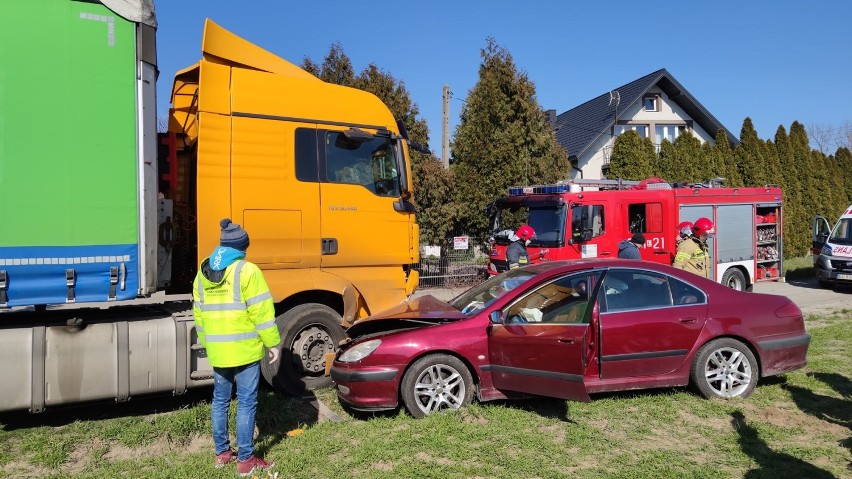 Wypadek w Świerczowie. Osoby peugeot wjechał w zaparkowany...