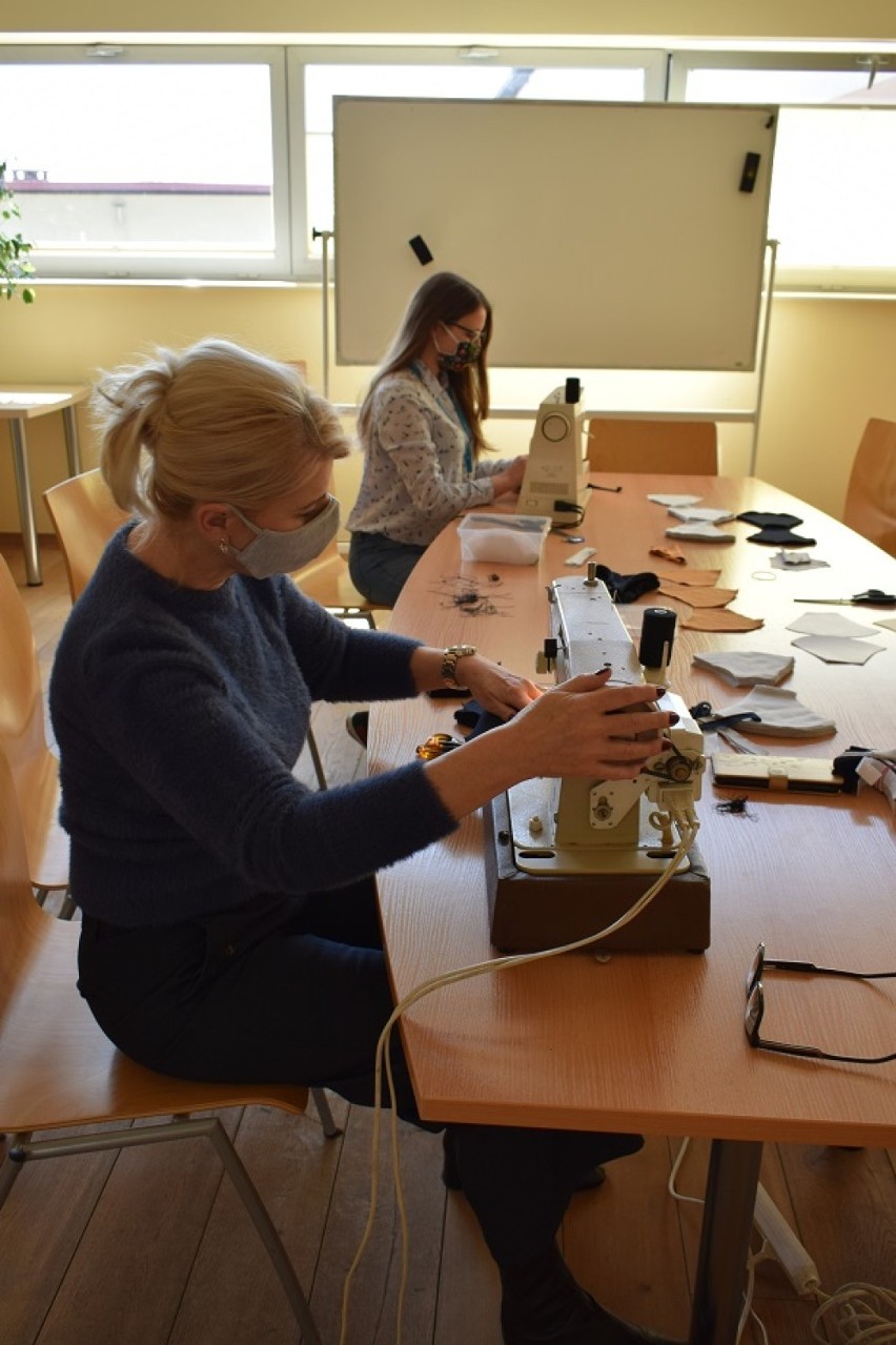 Chrzanów. Pracowniczki biblioteki szyją maseczki ochronne [ZDJĘCIA]