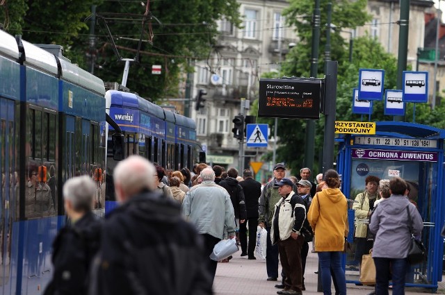 Korzystanie z rozkładów jazdy autobusów i tramwajów stało się intelektualnym wyzwaniem