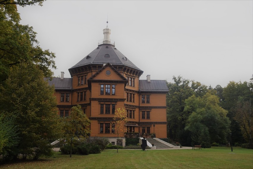 Jesień w parku otaczającym pałacyk książąt Radziwiłłów w...