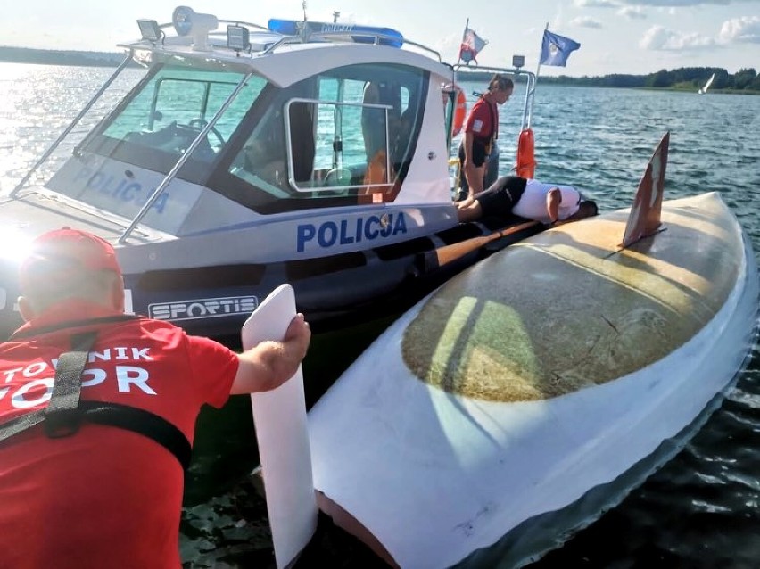 Policjanci i ratownicy WOPR ratowali żeglarzy na Wigrach [Zdjęcia]