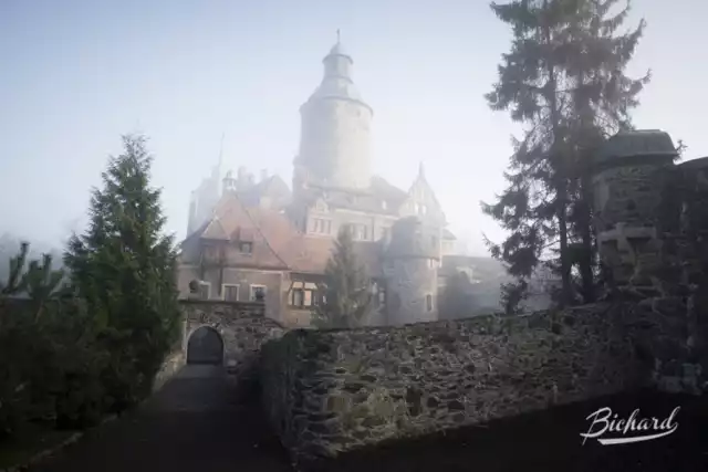 Zdjęcia Johna Paul Bicharda (facebook College of Wizardry)  pięknie oddają tajemniczą atmosferę spotkania na zamku Czocha